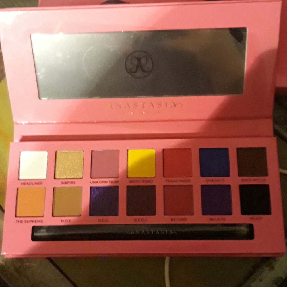 Eye shadow palette/liquified high shined lip stick